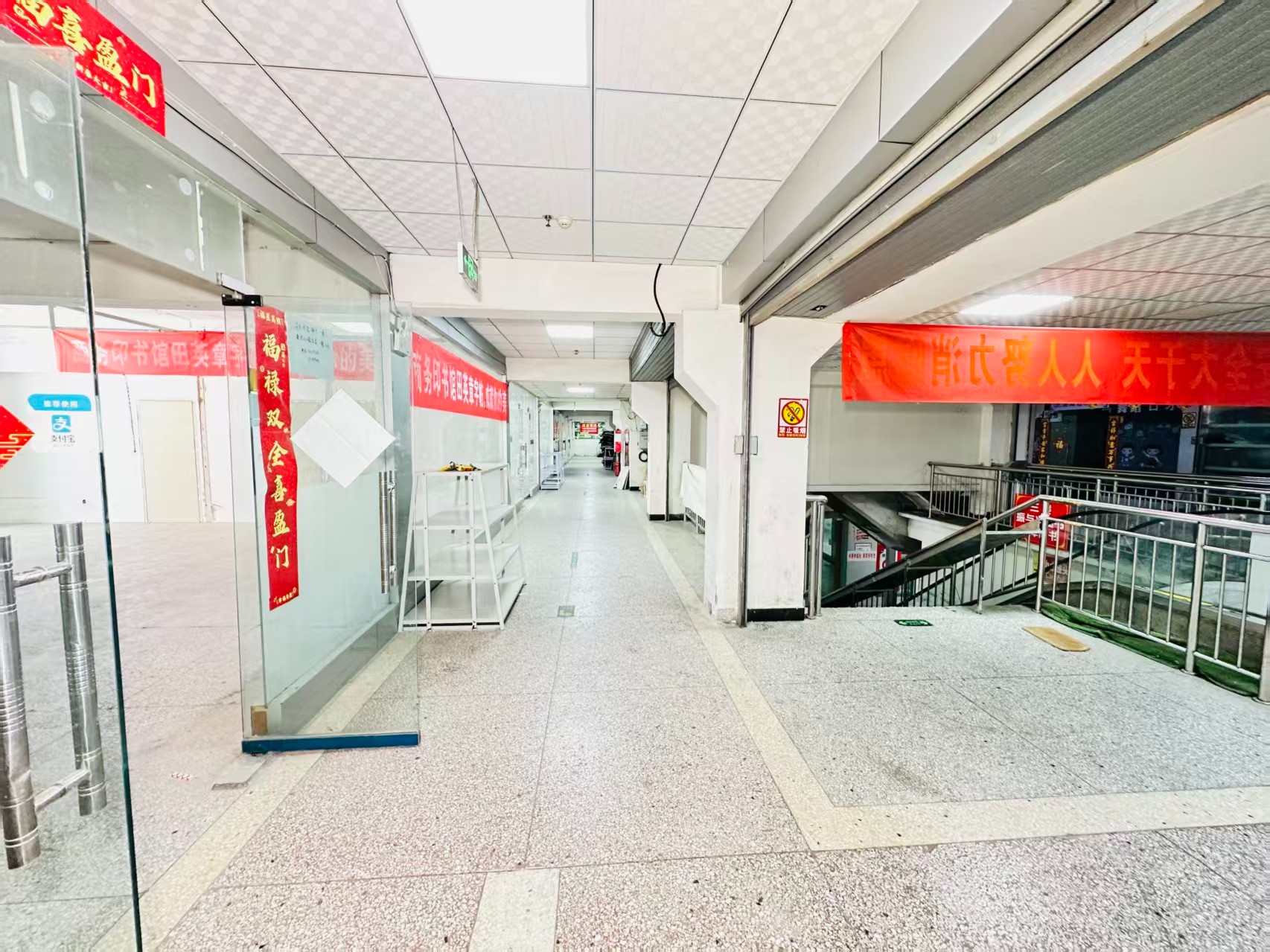 老城区引入人工智能技术应用场景，推动AI与商业、零售、电商、企业服务等领域融合发展。